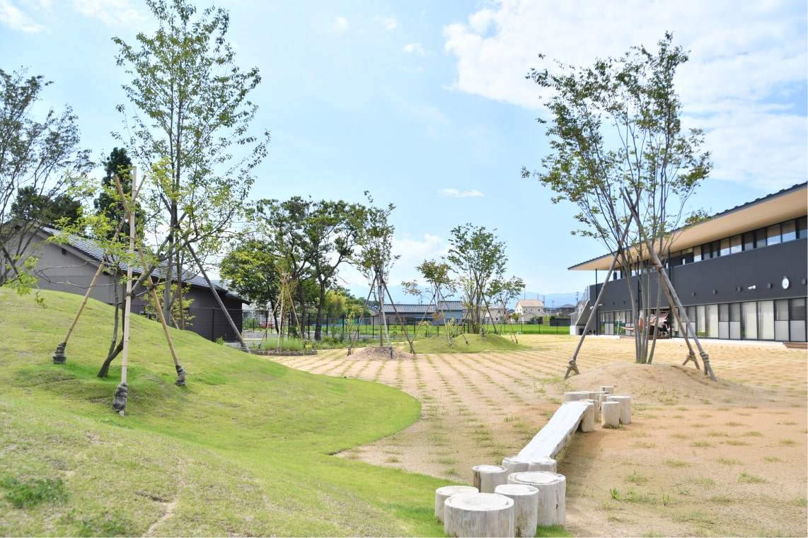 公園・ベンチ・築山